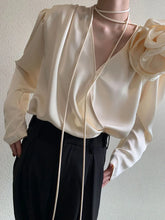 Carregar imagem no visualizador da galeria, Camisa Com aplicação de flor Elegância
